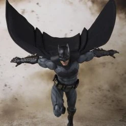BAN DAI Justice League - Batman - S.H.Figuarts Figur -Ubisoft News Geschäft 331edf39c55f3fb9518b475afc917f442e4503cafad5a84ae05e12bea040c8b9