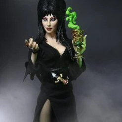 NECA Elvira, Mistress Of The Dark - Clothed Actionfigur -Ubisoft News Geschäft elvira10 scaled 1